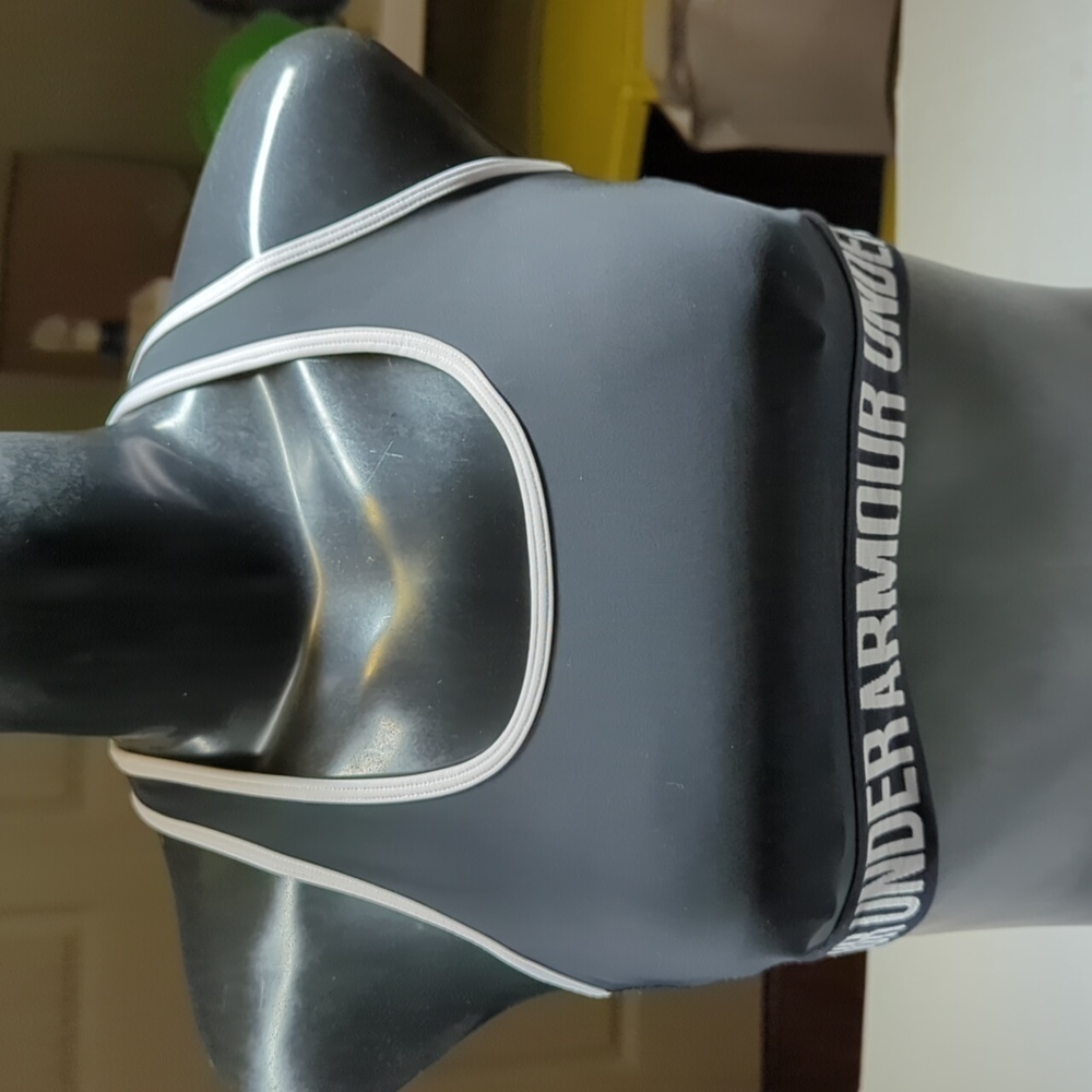 Under Armour Sports Bra   Black Wireless Racerback Spell Out Size M